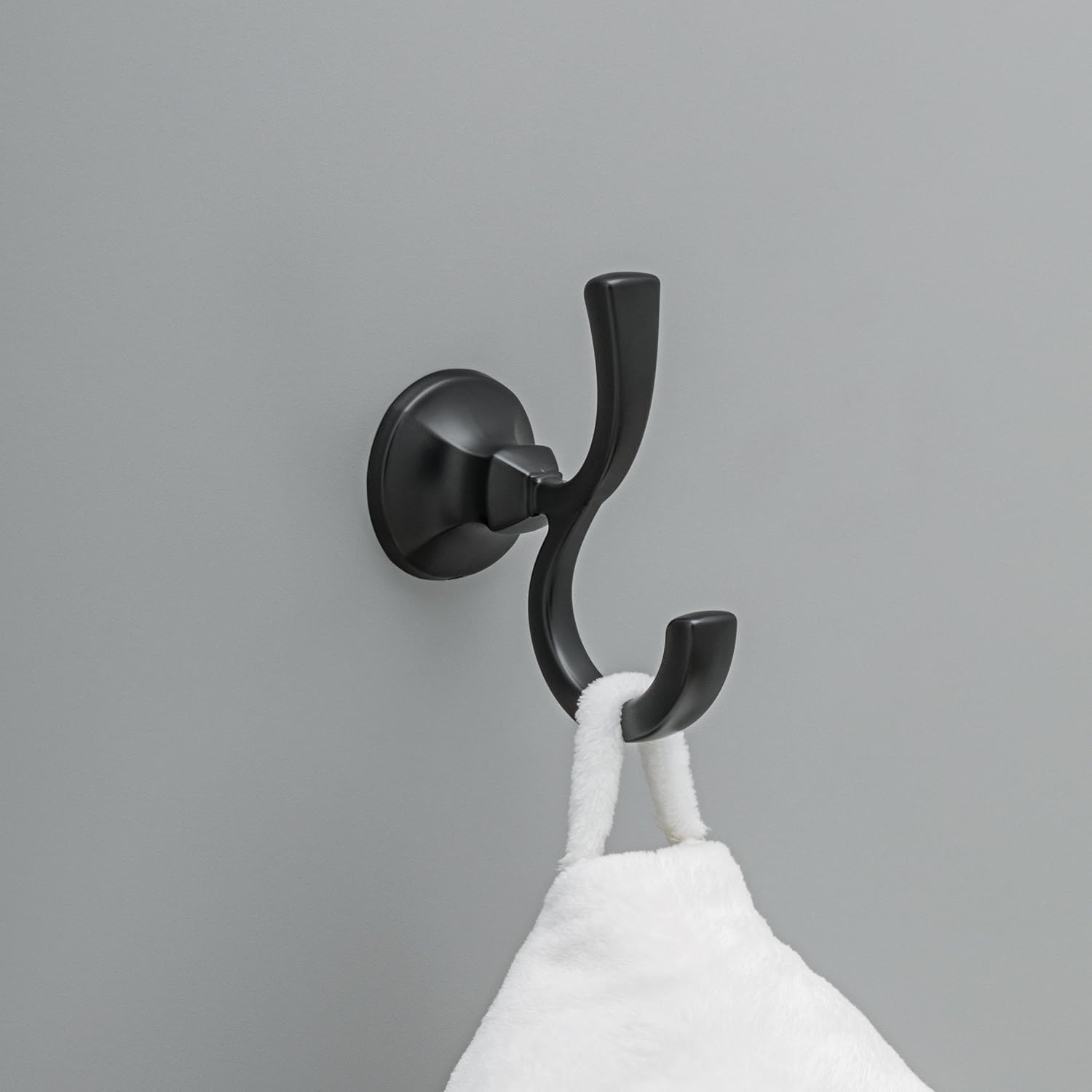 Delta Faucet 76446-BL Ashlyn Wall Mount Round Closed Towel Ring