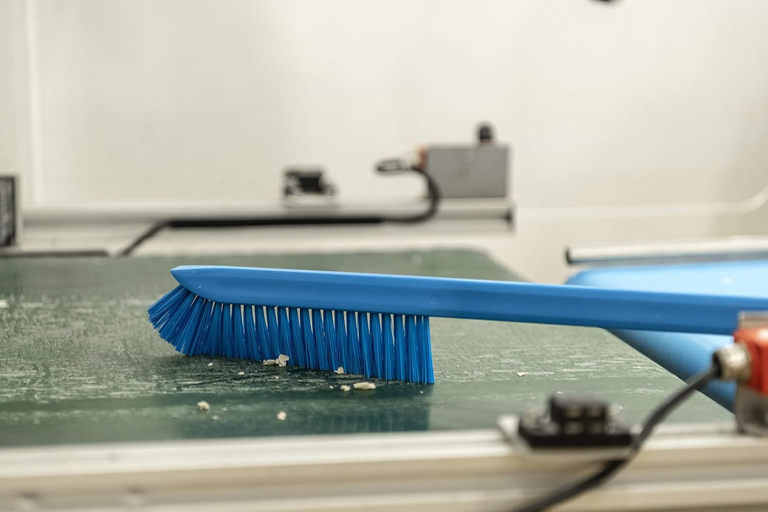 Vikan 41972 Ultra-Slim Cleaning Brush with Long Handle 2362 Medium Green 1